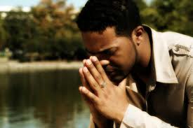 muskarac u molitvi