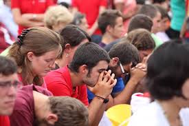 mladi u molitvi